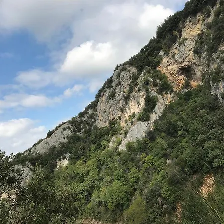 Hilltop Garden With Great Views 度假居 *